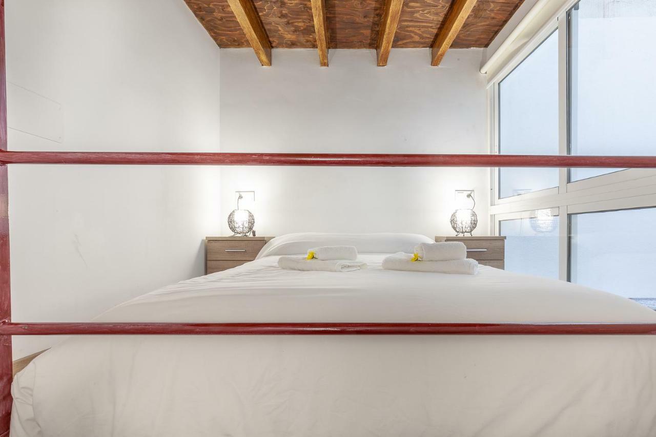 Pasaje De Amores Der - Descanso En Casa Y Vida Cultural Y Monumentos 4 Px * Séville